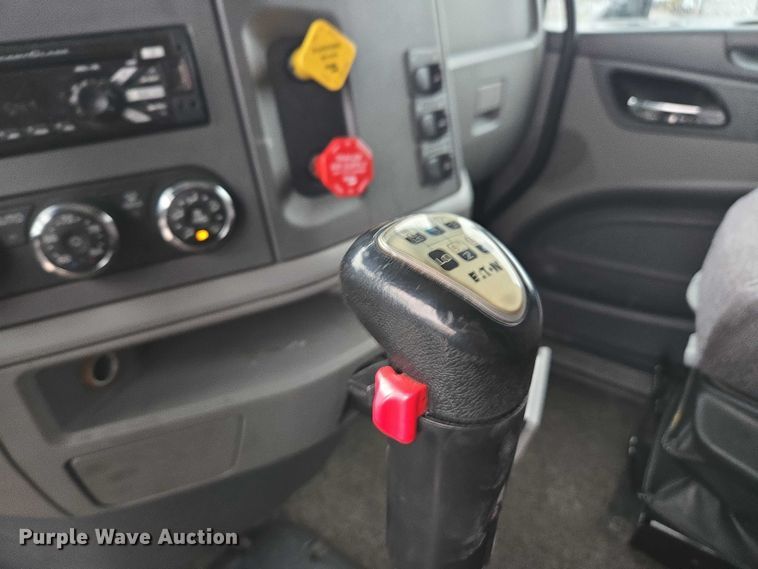 image for item DU2553 2015 Peterbilt 579 semi truck