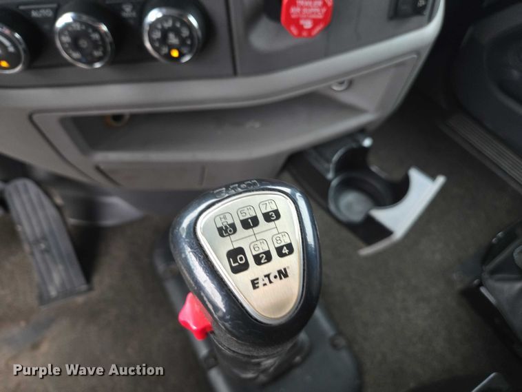 image for item DU2553 2015 Peterbilt 579 semi truck