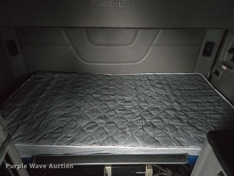 image for item DU2553 2015 Peterbilt 579 semi truck