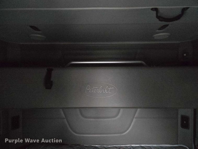 image for item DU2553 2015 Peterbilt 579 semi truck