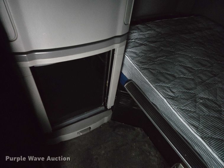 image for item DU2553 2015 Peterbilt 579 semi truck