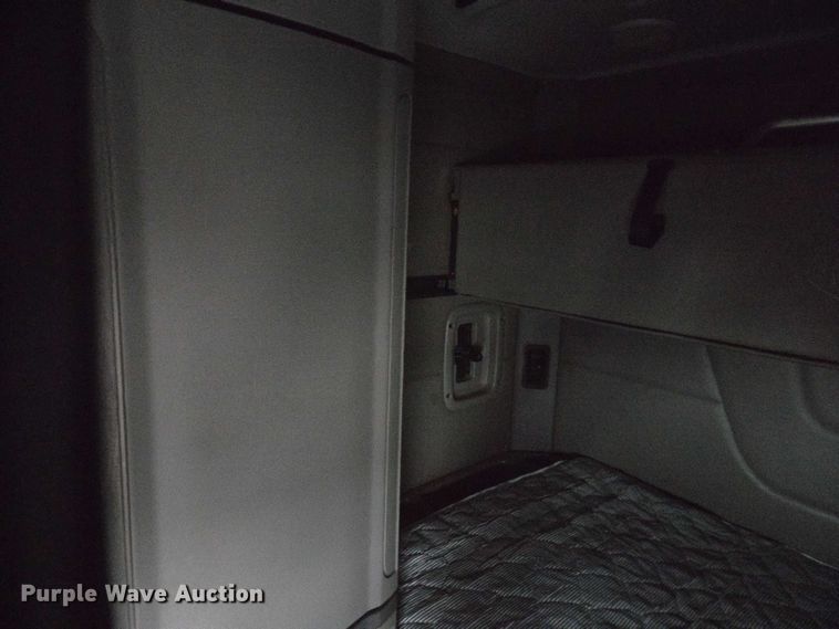 image for item DU2553 2015 Peterbilt 579 semi truck