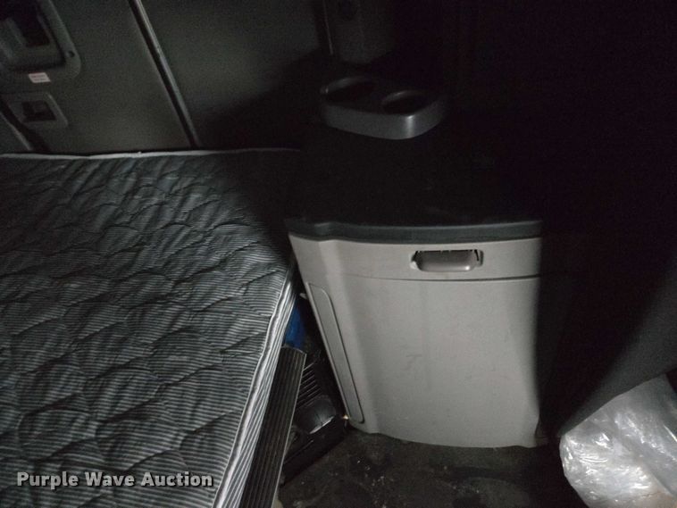 image for item DU2553 2015 Peterbilt 579 semi truck