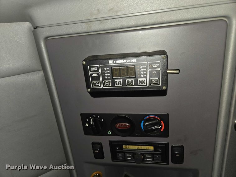 image for item DU2553 2015 Peterbilt 579 semi truck