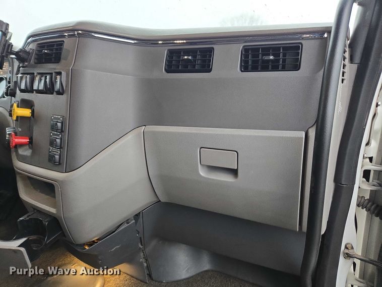 image for item DU2553 2015 Peterbilt 579 semi truck