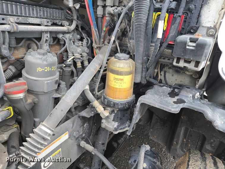 image for item DU2553 2015 Peterbilt 579 semi truck