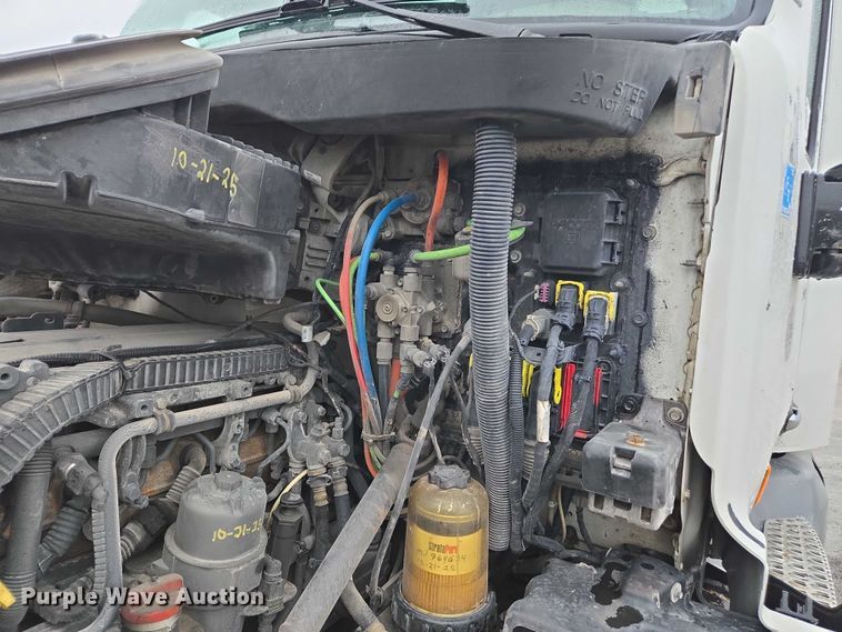 image for item DU2553 2015 Peterbilt 579 semi truck