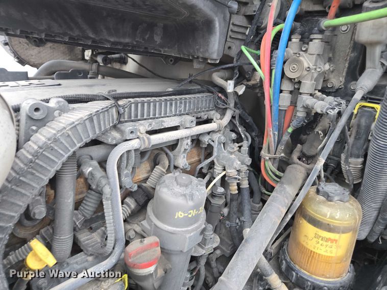 image for item DU2553 2015 Peterbilt 579 semi truck