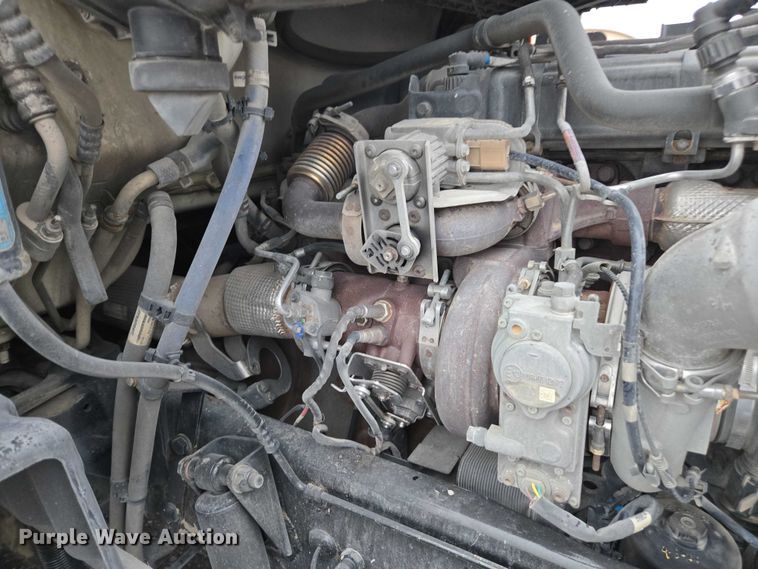 image for item DU2553 2015 Peterbilt 579 semi truck