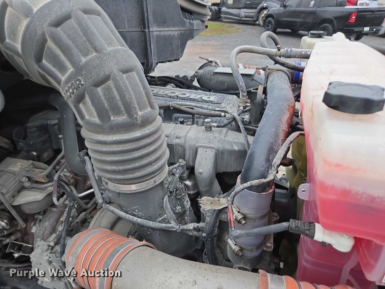 image for item DU2553 2015 Peterbilt 579 semi truck