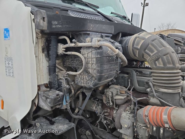 image for item DU2553 2015 Peterbilt 579 semi truck