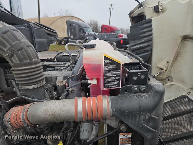 image for item DU2553 2015 Peterbilt 579 semi truck