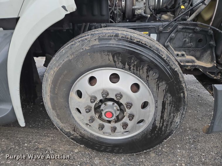 image for item DU2553 2015 Peterbilt 579 semi truck