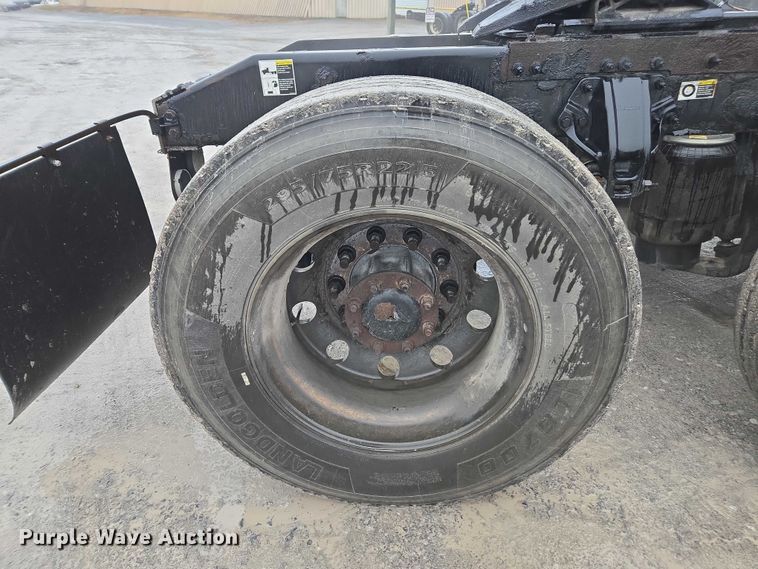 image for item DU2553 2015 Peterbilt 579 semi truck