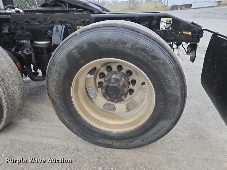 image for item DU2553 2015 Peterbilt 579 semi truck