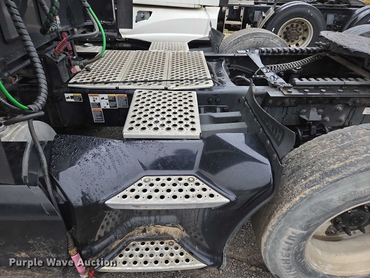 image for item DU2554 2018 Kenworth T680 semi truck