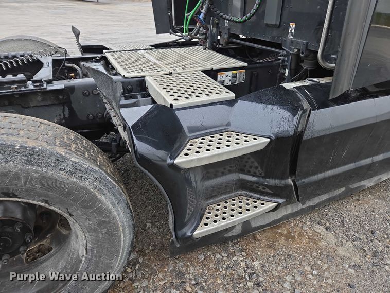 image for item DU2554 2018 Kenworth T680 semi truck