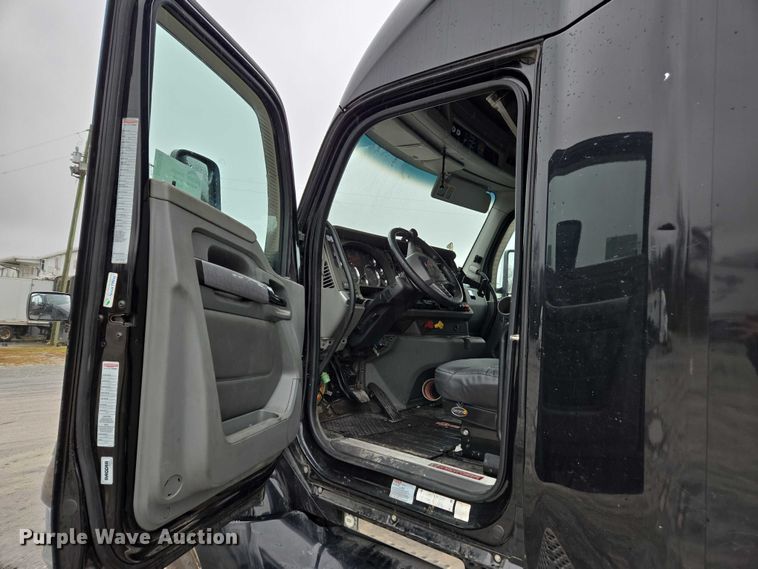 image for item DU2554 2018 Kenworth T680 semi truck