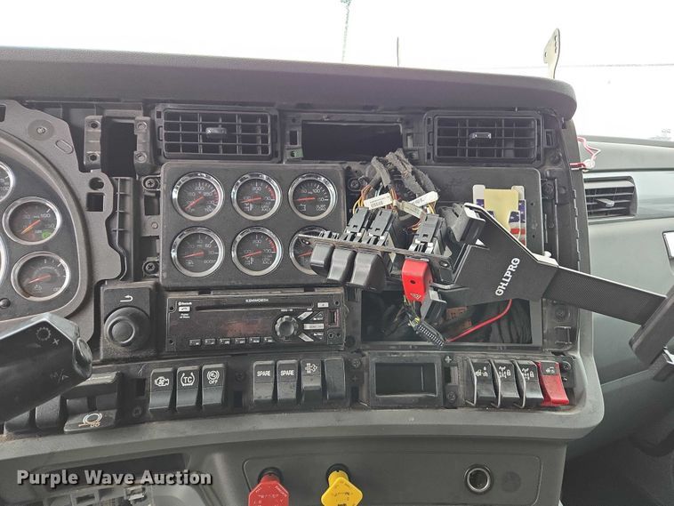 image for item DU2554 2018 Kenworth T680 semi truck