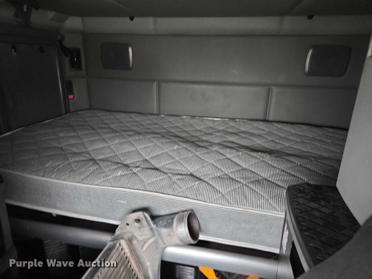 image for item DU2554 2018 Kenworth T680 semi truck