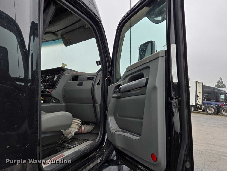 image for item DU2554 2018 Kenworth T680 semi truck