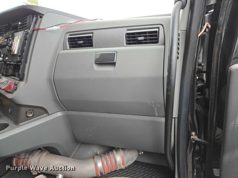 image for item DU2554 2018 Kenworth T680 semi truck