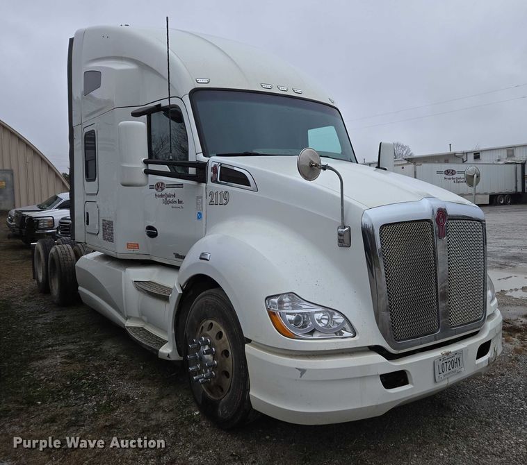 image for item DU2555 2015 Kenworth T680 semi truck