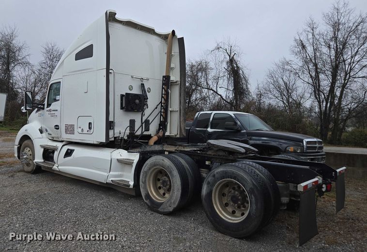 image for item DU2555 2015 Kenworth T680 semi truck