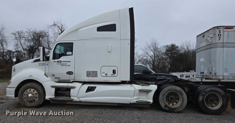 image for item DU2555 2015 Kenworth T680 semi truck