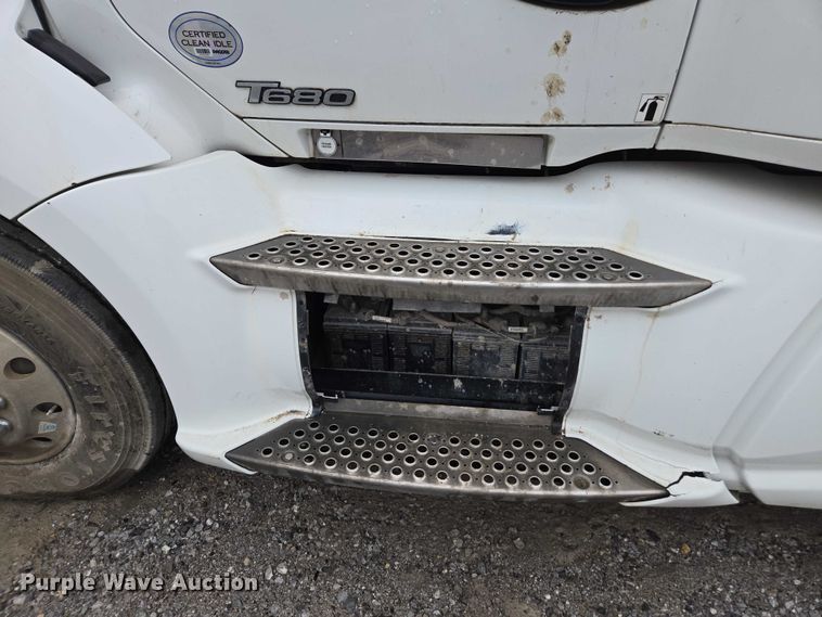 image for item DU2555 2015 Kenworth T680 semi truck