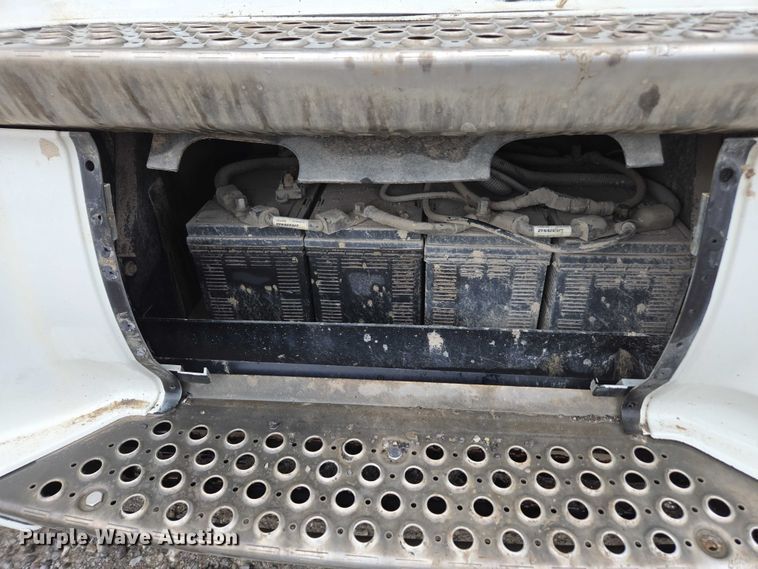 image for item DU2555 2015 Kenworth T680 semi truck