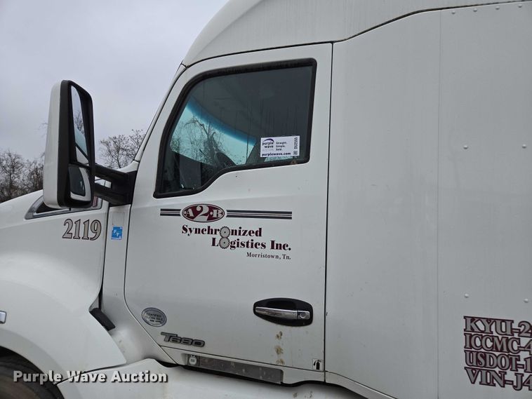 image for item DU2555 2015 Kenworth T680 semi truck