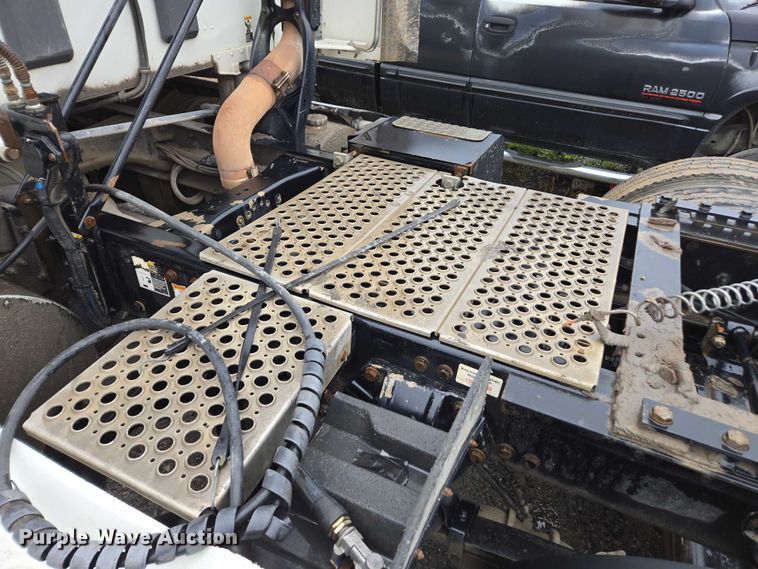 image for item DU2555 2015 Kenworth T680 semi truck