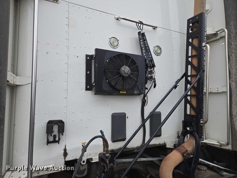 image for item DU2555 2015 Kenworth T680 semi truck