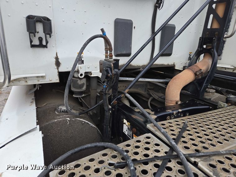 image for item DU2555 2015 Kenworth T680 semi truck