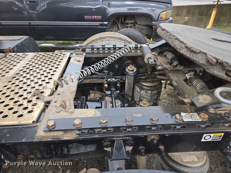 image for item DU2555 2015 Kenworth T680 semi truck