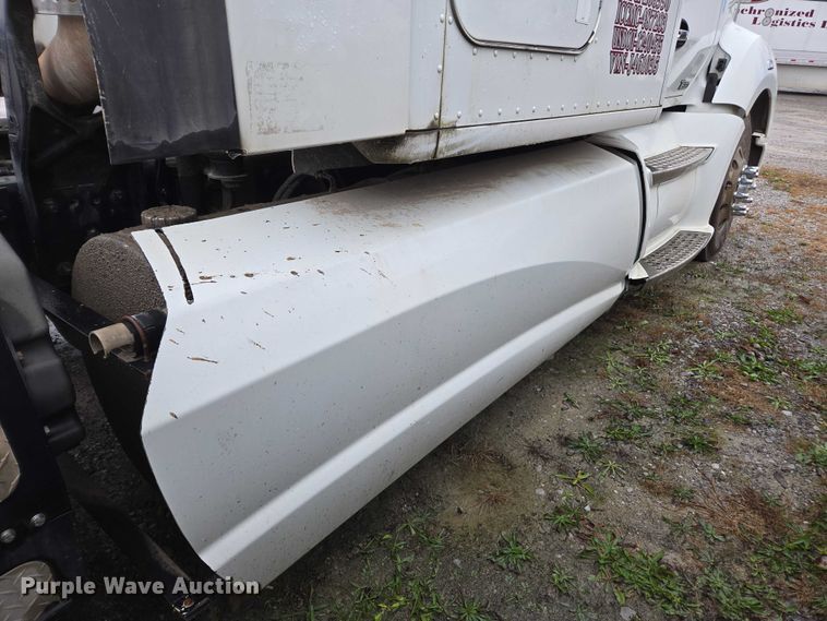 image for item DU2555 2015 Kenworth T680 semi truck