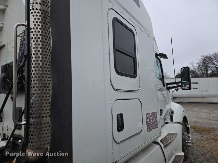 image for item DU2555 2015 Kenworth T680 semi truck