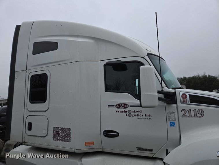 image for item DU2555 2015 Kenworth T680 semi truck