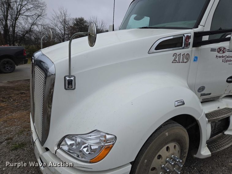 image for item DU2555 2015 Kenworth T680 semi truck