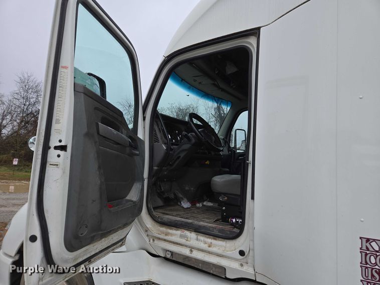 image for item DU2555 2015 Kenworth T680 semi truck