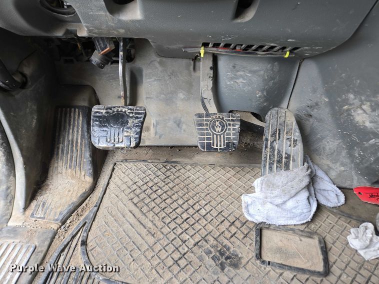 image for item DU2555 2015 Kenworth T680 semi truck