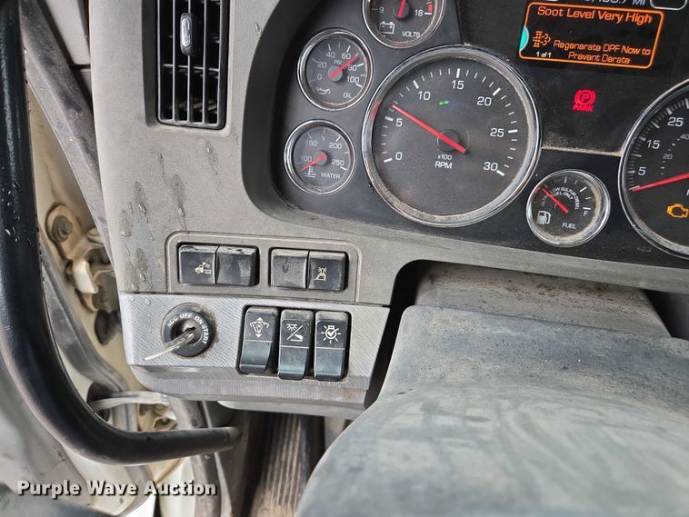 image for item DU2555 2015 Kenworth T680 semi truck