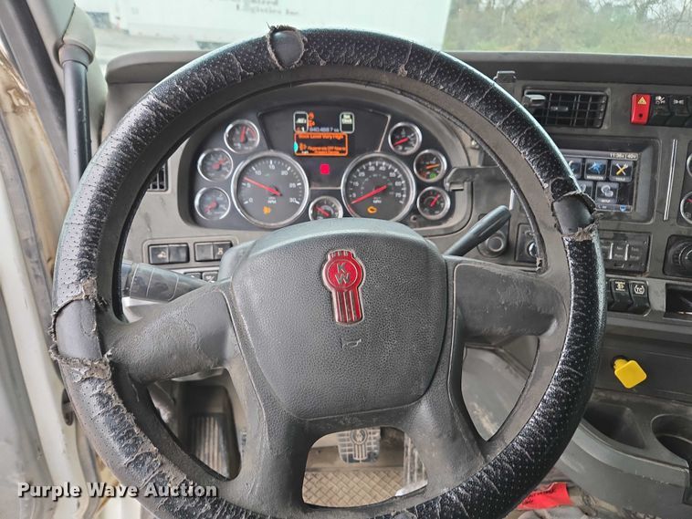 image for item DU2555 2015 Kenworth T680 semi truck