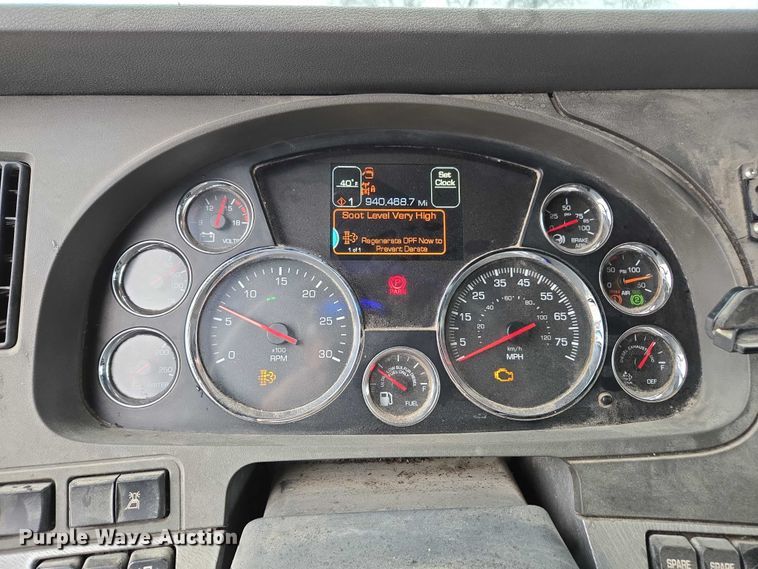 image for item DU2555 2015 Kenworth T680 semi truck