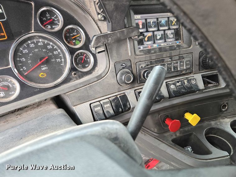 image for item DU2555 2015 Kenworth T680 semi truck