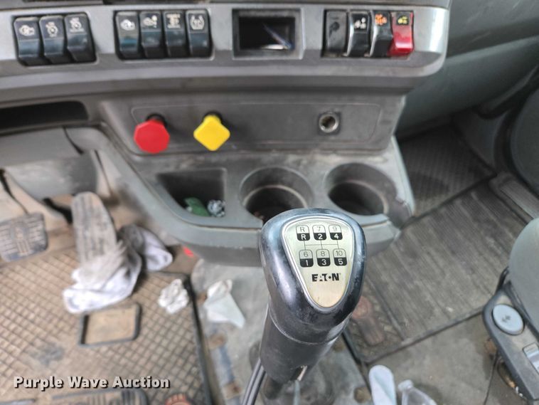 image for item DU2555 2015 Kenworth T680 semi truck