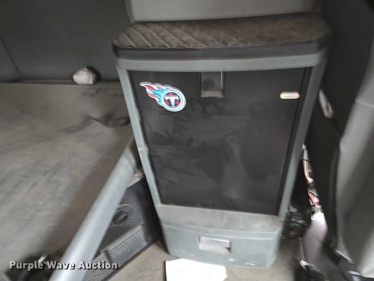 image for item DU2555 2015 Kenworth T680 semi truck