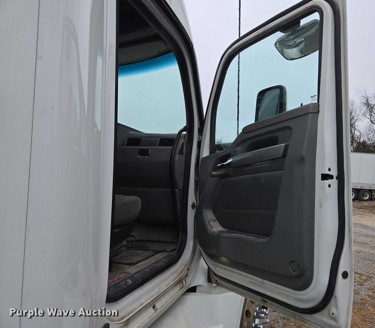 image for item DU2555 2015 Kenworth T680 semi truck