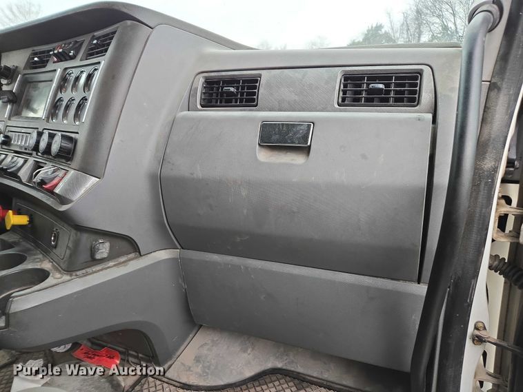 image for item DU2555 2015 Kenworth T680 semi truck